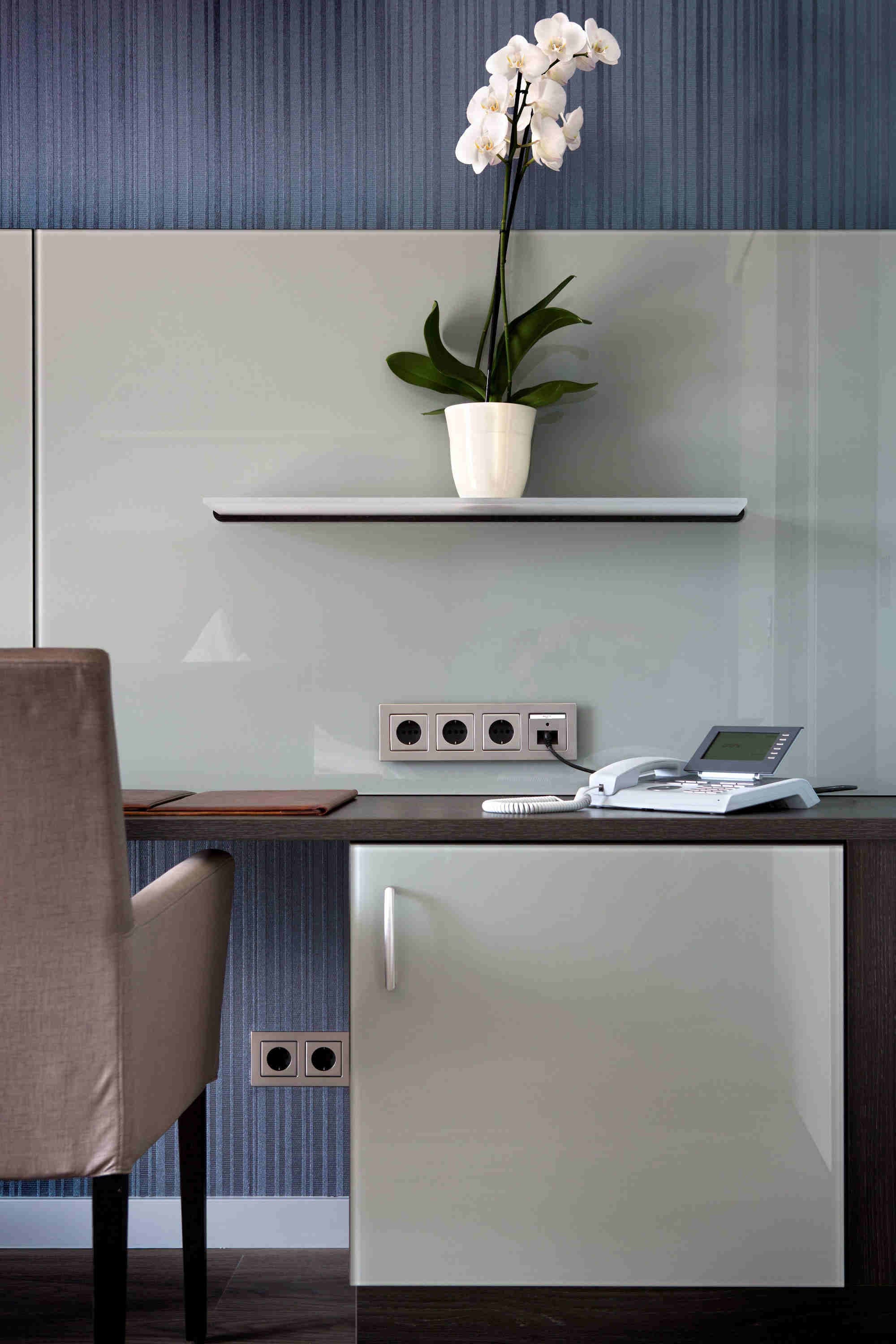 Розетка с поворотом на 30 градусов Алюминий — 2