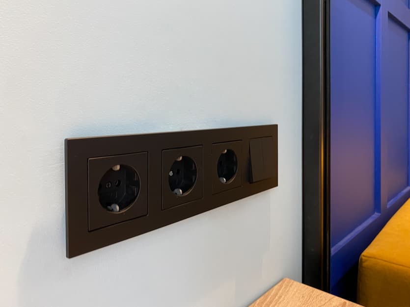 Розетка с защитой от детей Антрацит — 3