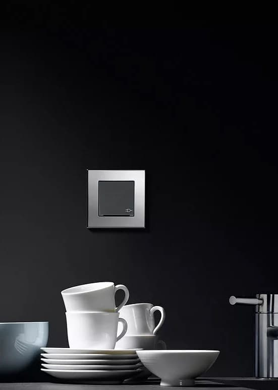 Розетка с з/к и крышкой Gira System 55 черная — 2