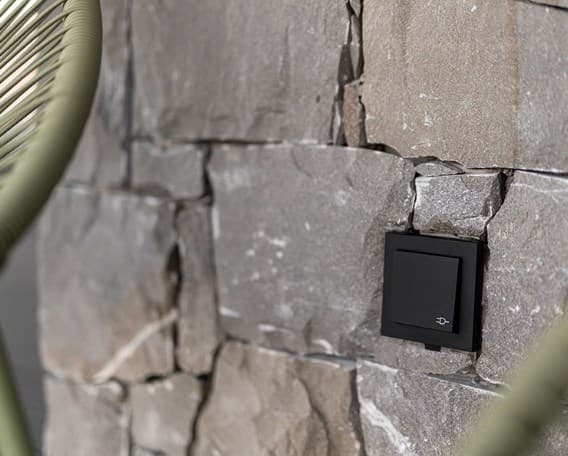 Розетка с з/к и крышкой Gira System 55 черная — 3