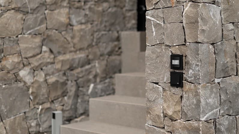 Розетка с з/к и крышкой Gira System 55 черная — 4