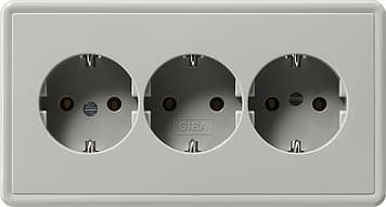 Тройная розетка с заземляющими контактами с формованной накладкой Серый Gira S-color